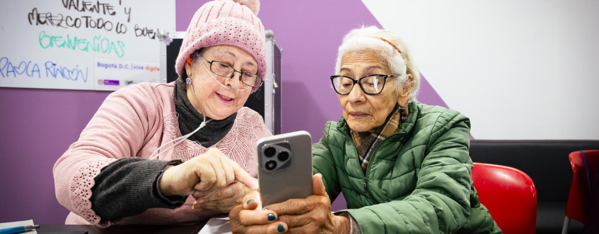 Mujeres reciben clase de habilidades digitales en los Centros de Inclusión Digital de la Casa de Igualdad de Oportunidades de la localidad de Chapinero. 