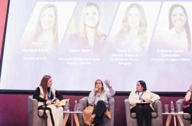 panelistas en foro