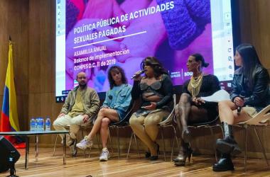 mujeres en escenario