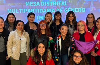 Grupo de mujeres de mesa multipartidaria