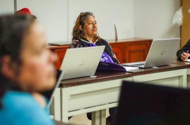 Mujeres aprendiendo en curso virtual