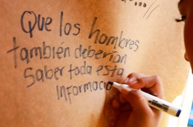 Mujer escribiendo