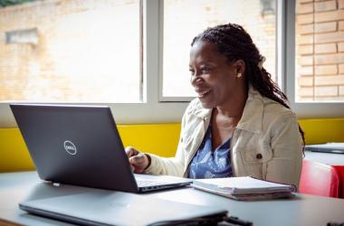 Mujer consultando un computador