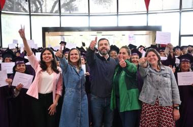 Secretaria de la Mujer, Laura Tami Leal, en compañía del alcalde, Carlos Fernando Galán, y otros funcionarios, gradúa a 200 mujeres