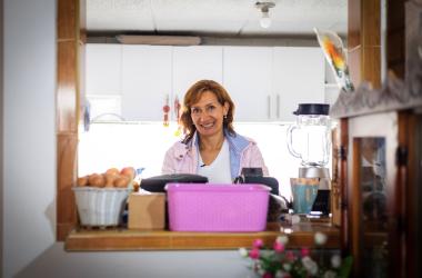 Mujeres cuidadoras se benefician de nuevo servicio de atención en casa.