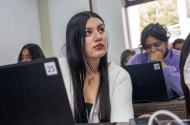 Mujer estudiando 