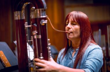 Mujer tocando un instrumento musical 