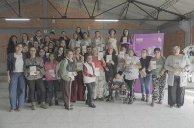 Parchando con la secre, Laura Tami, en la Manzana del Cuidado de Suba la Gaitana