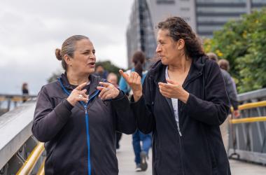 Mujeres sordas en conversación 