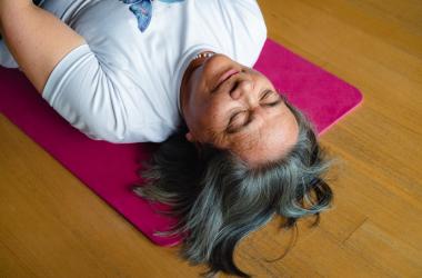 Mujer indígena descansado 