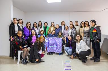 La embajadora de Canadá en Colombia, Elizabeth Williams; representantes de Global Affairs Canadá y ONU Mujeres; y la secretaria distrital de la Mujer, Laura Tami Leal, durante la entrega de herramientas del curso “Mujeres que cuidan, Mujeres que inciden”.