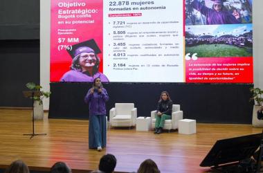 La secretaria distrital de la Mujer, Laura Tami Leal, y la consejera TIC, Diana Celis Mora, durante el panel “En Bogotá, nuestro sello es la igualdad”, realizado en el marco de la rendición de cuentas distrital 2025