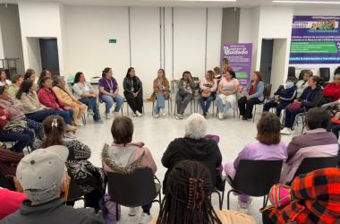 En círculo, conversando y escuchándose: así se vive Parchando con la Secre en las Manzanas del Cuidado.