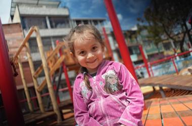 Engativá inauguró Barrio LAPIS, una iniciativa desarrollada mediante una alianza público-privada y comunitaria que conecta espacios de juego, descanso y encuentro para la primera infancia y las personas cuidadoras.