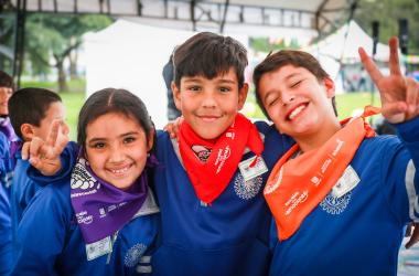 ¿Quién prepara la comida en casa? ¿Quién recuerda las citas médicas o cuida a una persona cuando se enferma? Las respuestas a estas preguntas revelan cómo se distribuyen las tareas de cuidado dentro de las familias y qué mensajes reciben niñas y niños sobre los roles de mujeres y hombres.  Con el propósito de promover relaciones más igualitarias desde la infancia, el Programa de Transformaciones Culturales de la Secretaría Distrital de la Mujer comparte cinco acciones prácticas para identificar y transforma