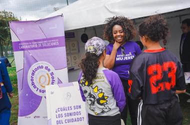 En Engativá, «Todas las rutas llevan a los derechos» invita a cuestionar las creencias que perpetúan las desigualdades y las violencias contra las mujeres.
