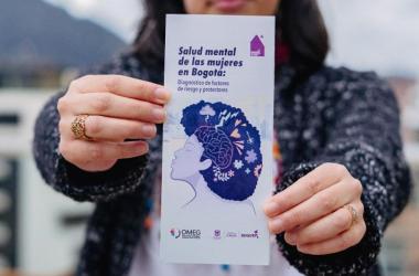 Manos de mujer desplegan información sobre uno de los estudios realizados por el OMEG