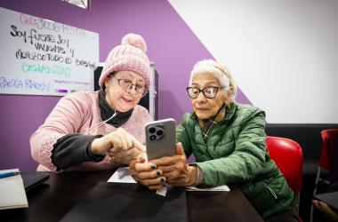 Mujeres reciben clase de habilidades digitales en los Centros de Inclusión Digital de la Casa de Igualdad de Oportunidades de la localidad de Chapinero. 
