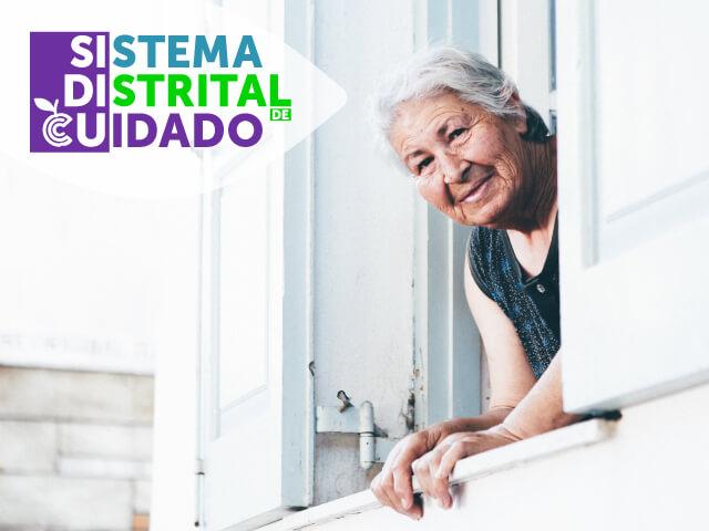Mujer cuidadora mirando feliz por la ventana
