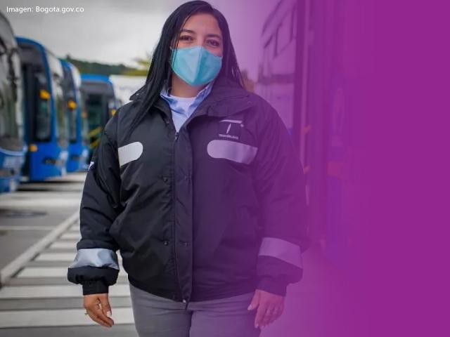 Mujer conductora de transmilenio con tapabocas