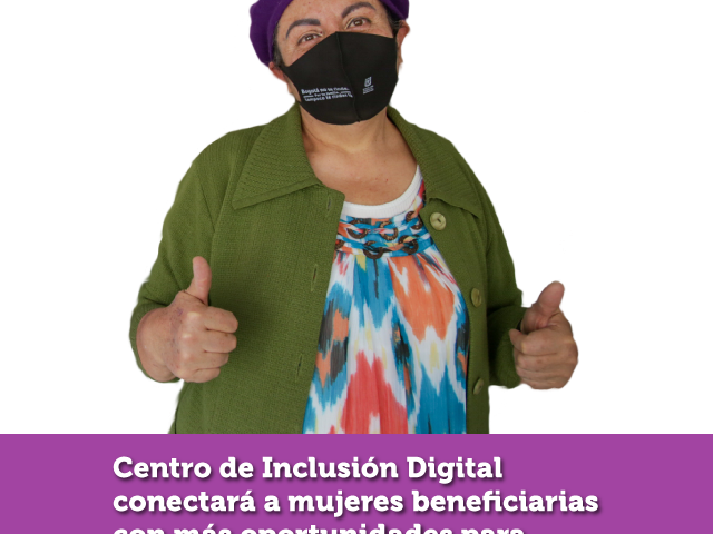 Mujer con tapabocas feliz