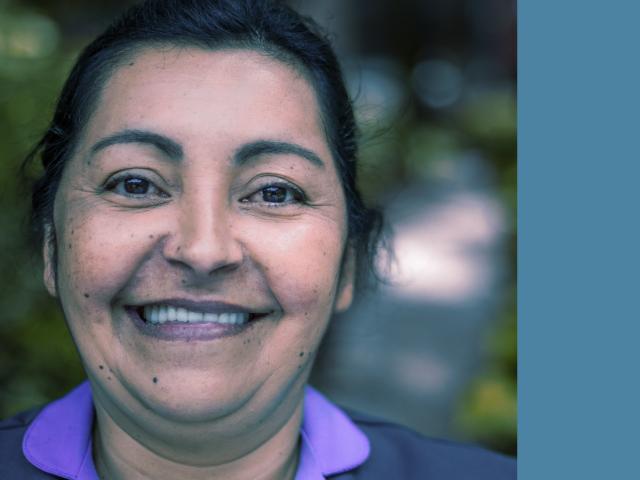 Foto de mujer sonriente con naturaleza de fondo