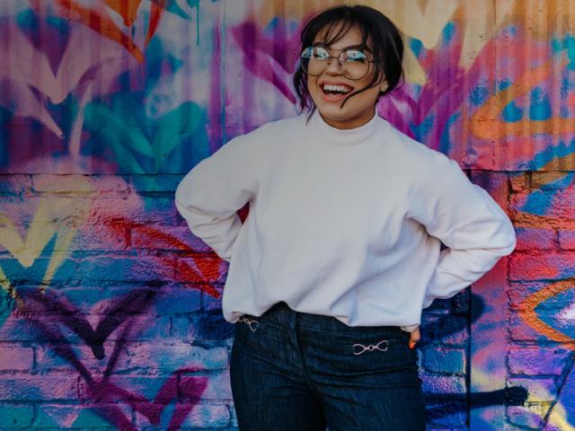 Fotografía de mujer feliz con fondo de colores