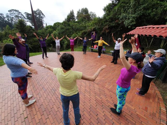 Grupo de mujeres realizando actividad física