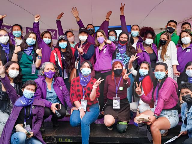 Mujeres jóvenes sonriendo junto a la secretaria de la Mujer Diana Rodríguez Franco