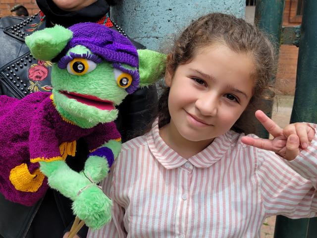 Niña feliz en evento de conmemoración