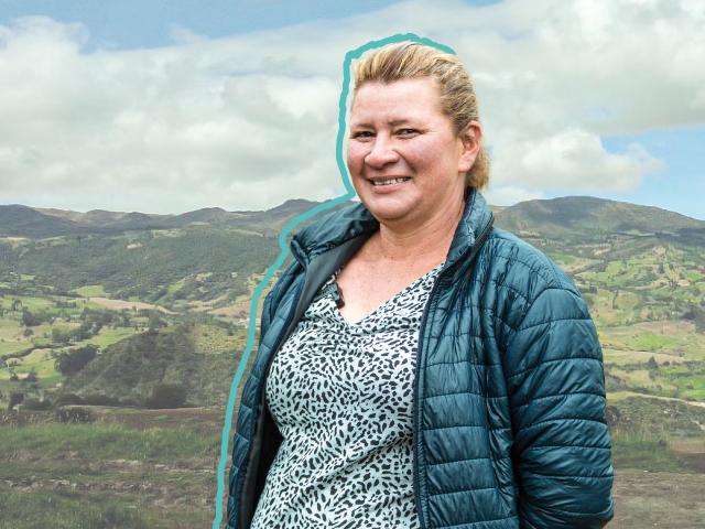 Mujer de zona rural sonriente