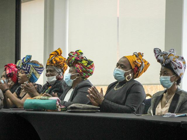Mujeres afrocolmbianas en mesa de dialogo