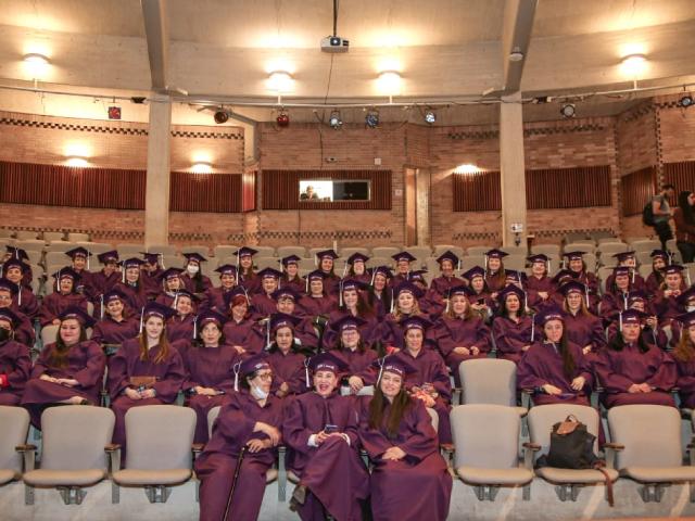 Mujeres se graduadas de los cursos de los Centros de Inclusión Digital