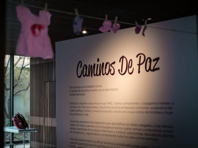 Foto de exposición Caminos de Paz en el Centro de Memoria, Paz y Reconciliación