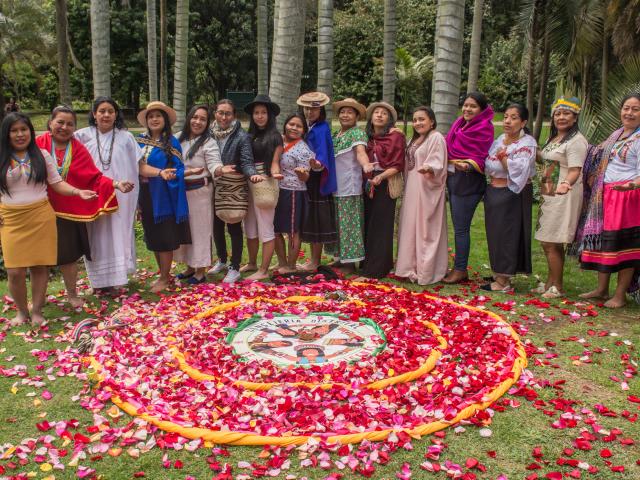 grupo de mujeres indígenas de la ciudad de Bogotá