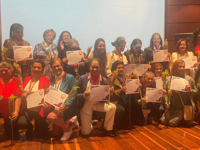 Mujeres asistentes a evento de el Auditorio Principal de la Secretaría de Salud