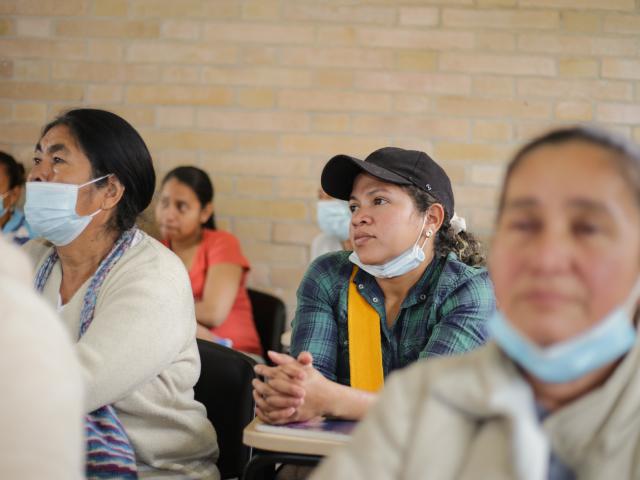 Mujeres asistentes a socialización de resultados de investigación sobre cuidado comunitario en Bogotá