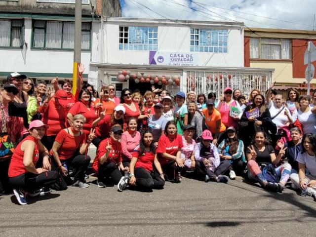Grupo de mujeres en frente a la nueva sede se la CIOM de Puente Aranda