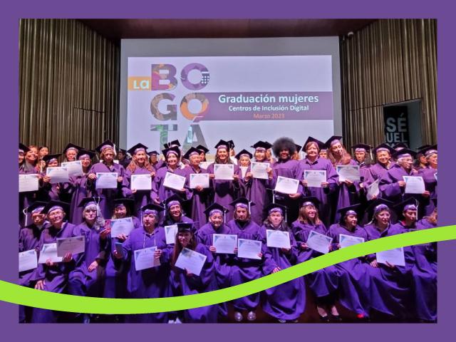 Mujeres posando con sus diplomas de graduación en ceremonia de centros de inclusión digital