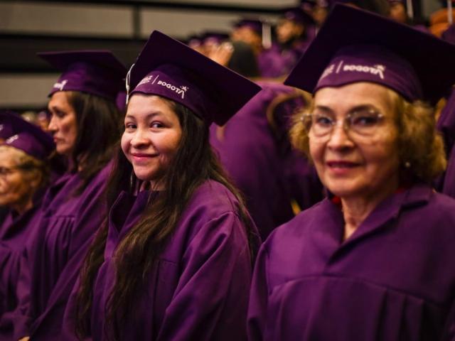 Mujeres graduadas de los centros de inclusión digital felices