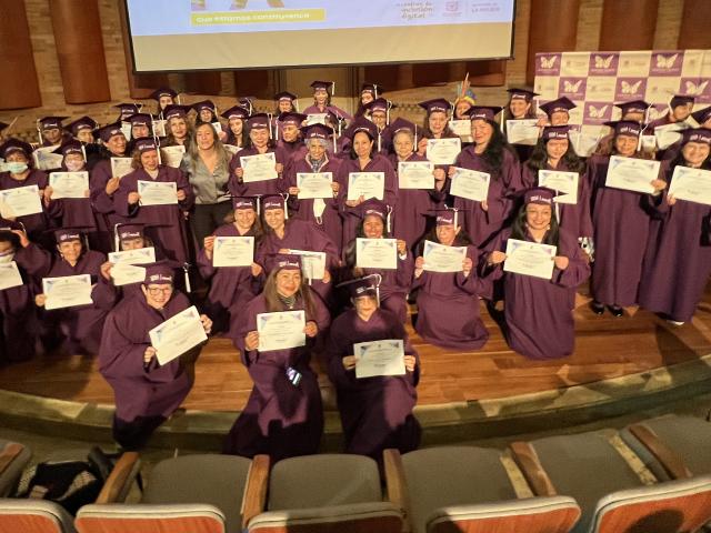 Grupo de mujeres graduadas de cursos de los centros de inclusión digital para las Mujeres en Bogotá