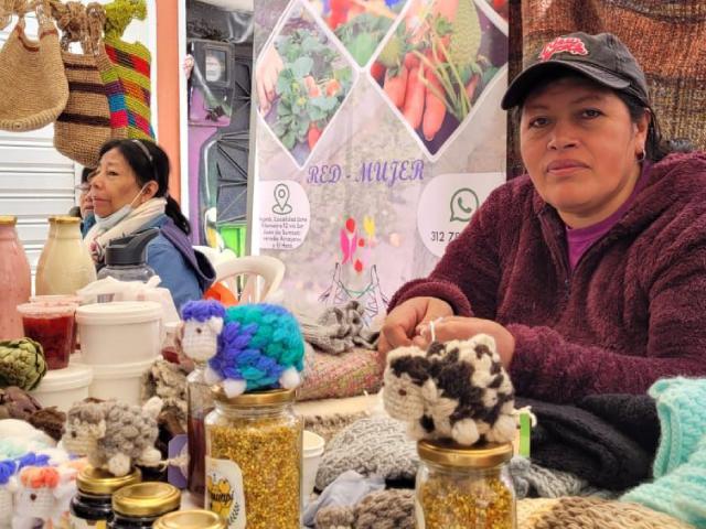 Mujeres ofreciendo los productos de sus emprendimientos