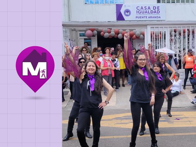 Grupo de danza de mujeres frente a una CIOM realizando presentación