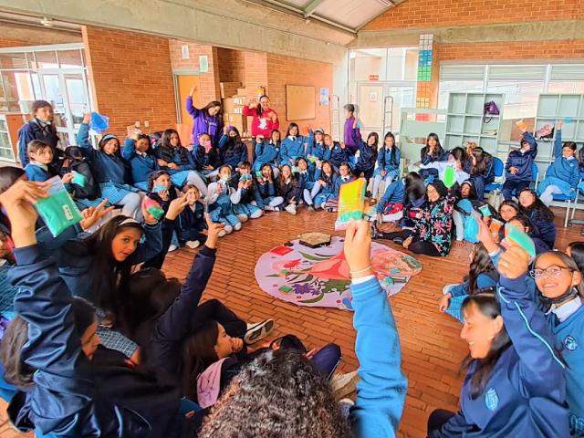 Niñas de colegio distrital en taller de "Mi primera Luna"