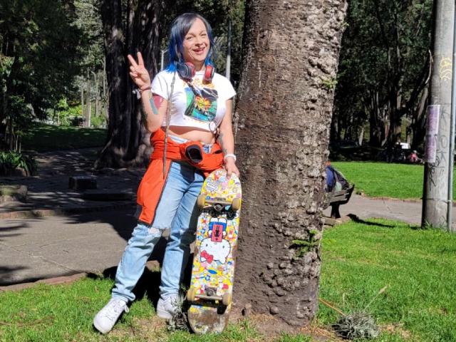 Mujer feliz con su patineta