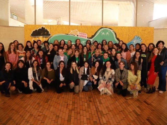 Grupo de mujeres en evento de lanzamiento de este programa Woman4Climate