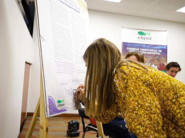 Secretaria de la Mujer Diana Rodriguez Franco firmando el documento del Paco