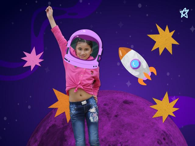 Niña con casco de astronauta feliz