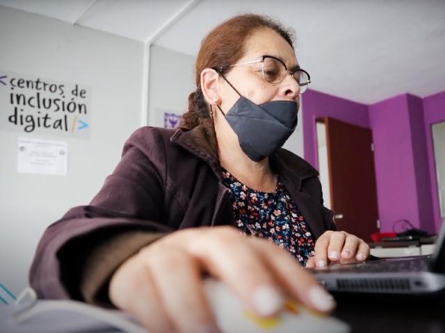 Mujeres tomando clase virtual