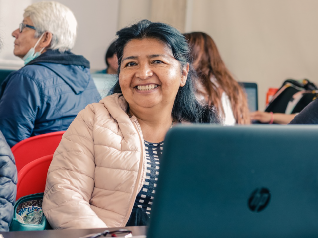 Mujer tomando curso gratuito en centro de inclusión digital